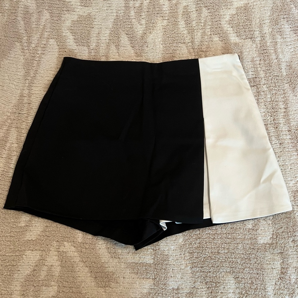 Black and white English factory skort. Never worn